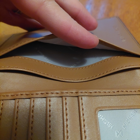 NWOT Michael Kors Jet Set Passport/wallet - Picture 6 of 13